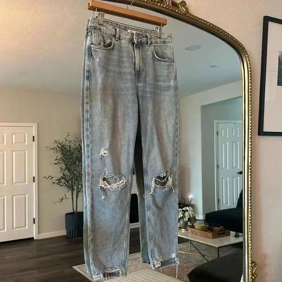 Zara Denim - ZARA DISTRESSED LIGHT BLUE JEANS SIZE 6